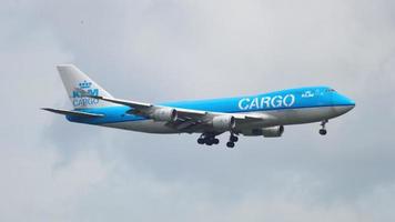 klm cargo boeing 747 atterraggio per trasporto aereo di merci video