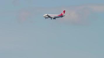 Boeing 747 airplane prepares to landing video