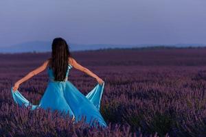 mujer en campo de flores de lavanda foto