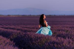 mujer en campo de flores de lavanda foto