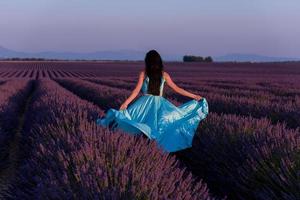 mujer en campo de flores de lavanda foto