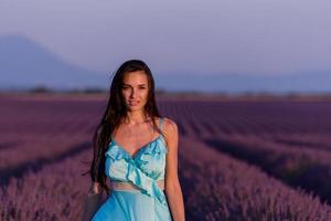 retrato de mujer en el campo de flores de lavanda foto