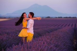 pareja en campo de lavanda foto