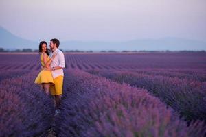 pareja en campo de lavanda foto