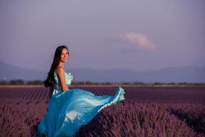 mujer en campo de flores de lavanda foto