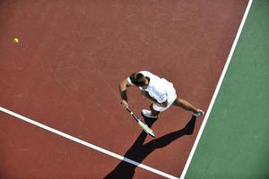 joven jugar al tenis foto