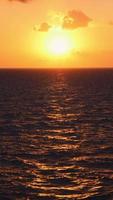 lever de soleil sur la mer - coucher de soleil video
