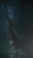 Impresionante lapso de tiempo del cielo nocturno con la galaxia de la vía láctea. video