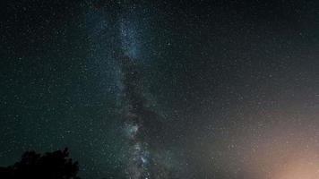 Impresionante lapso de tiempo del cielo nocturno con la galaxia de la vía láctea.