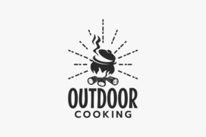 logotipo de cocina al aire libre con actividades de cocina al aire libre usando un caldero y leña. vector