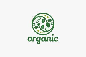logo de alimentos orgánicos con una combinación de tenedor, cuchara y planta en un círculo. vector