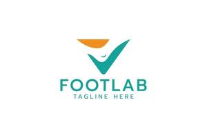 logotipo de foot lab con una combinación de pie y marca de verificación. vector