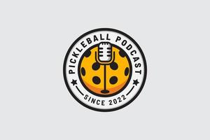 logo de podcast de pickleball con una combinación de una pelota y un micrófono vector