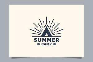 logotipo de campamento de verano para cualquier negocio, especialmente para actividades al aire libre, vacaciones de verano, deporte, aventura, etc. vector