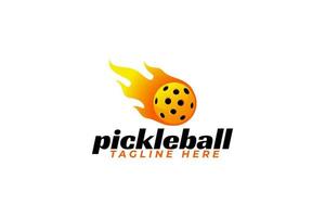 logotipo de pickleball con pelota y fuego para cualquier negocio, especialmente para club deportivo, equipo, asociación, comunidad, etc. vector