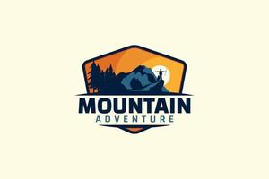 logotipo de aventura de montaña con una combinación de personas en la cima de la colina, la montaña y los bosques, en un emblema dinámico. vector