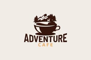 logotipo de café de aventura con una combinación de taza de café y paisaje natural para cualquier negocio, especialmente para aventuras, actividades al aire libre, cafetería, cafetería, bar, etc. vector