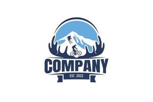 aventura de montaña y logotipo deportivo con una combinación de cuerno de ciervo, montaña, bicicleta de montaña, esquí y cielo.