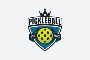 logo del club de pickleball con una combinación de pelota, escudo y corona. vector