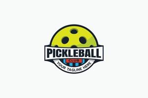 logotipo simple del club pickleball con una bola, cinta y espacio de copia de eslogan. vector