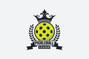 logotipo de la liga pickleball con una pelota, una corona y una cinta. vector