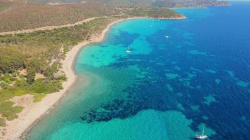 foto aérea de uma bela ilha com águas calmas e claras perto de recifes de coral video