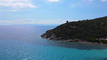 vista aérea de una isla rocosa cerca del amplio océano azul video