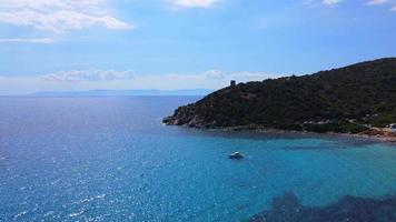 luchtfoto van een rotsachtig eiland in de buurt van de brede blauwe oceaan video