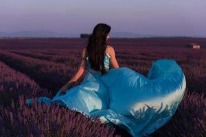 mujer en campo de flores de lavanda foto