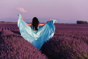 mujer en campo de flores de lavanda foto