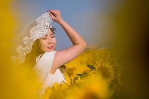 mujer asiática en el campo de girasol foto