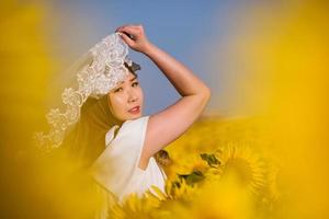 mujer asiática en el campo de girasol foto