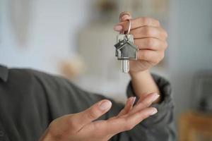 la inquilina agente inmobiliaria o propietaria tiene las llaves de la nueva casa. propiedad de alquiler, hipoteca foto