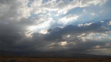 Sonnenstrahlen strömen durch Gewitterwolken im Zeitraffer. video