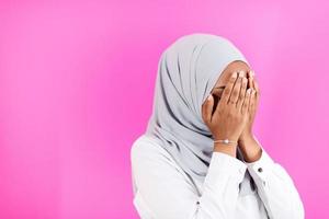 mujer musulmana africana hace oración tradicional a dios foto