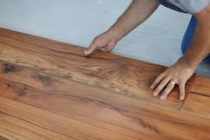 Installing laminate flooring photo