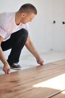 Installing laminate flooring photo
