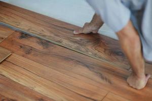 Installing laminate flooring photo