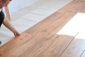 Installing laminate flooring photo