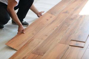 Installing laminate flooring photo