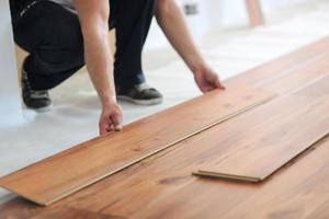 Installing laminate flooring photo