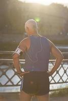 retrato, de, guapo, senior, jogging, hombre foto