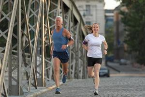 pareja corriendo afuera foto