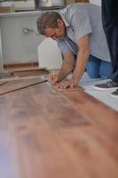 Installing laminate flooring photo