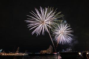 fuegos artificiales en el río en el cielo oscuro foto