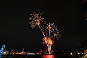 fuegos artificiales en el río en el cielo oscuro foto