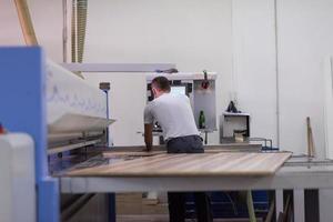 trabajador en una fabrica de muebles de madera foto