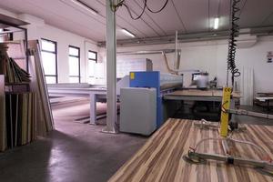 trabajador en una fabrica de muebles de madera foto