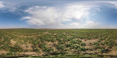 vista de ángulo de 360 grados de panorama hdri esférico completo sin costuras entre campos en el día de primavera con nubes impresionantes en proyección equirectangular, listo para contenido de realidad virtual vr ar foto