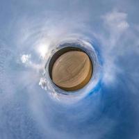 pequeño planeta transformación de panorama esférico 360 grados. vista aérea abstracta esférica en el campo con impresionantes nubes hermosas. curvatura del espacio. foto